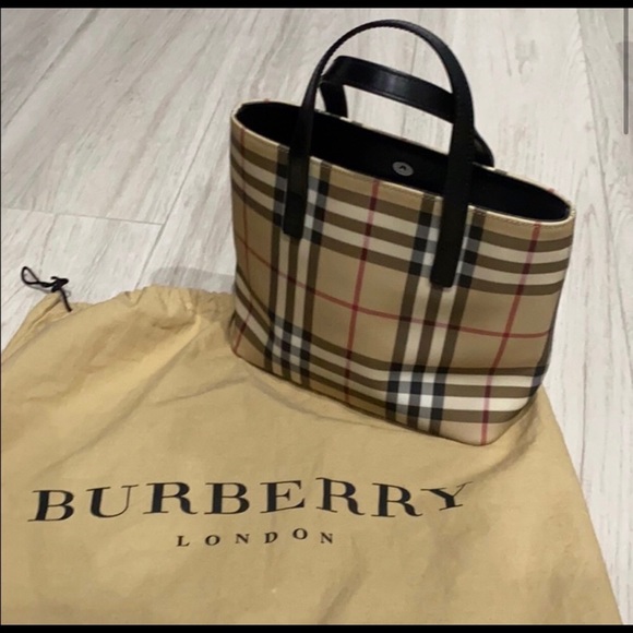 Burberry Handbags - Authentic Burberry purse